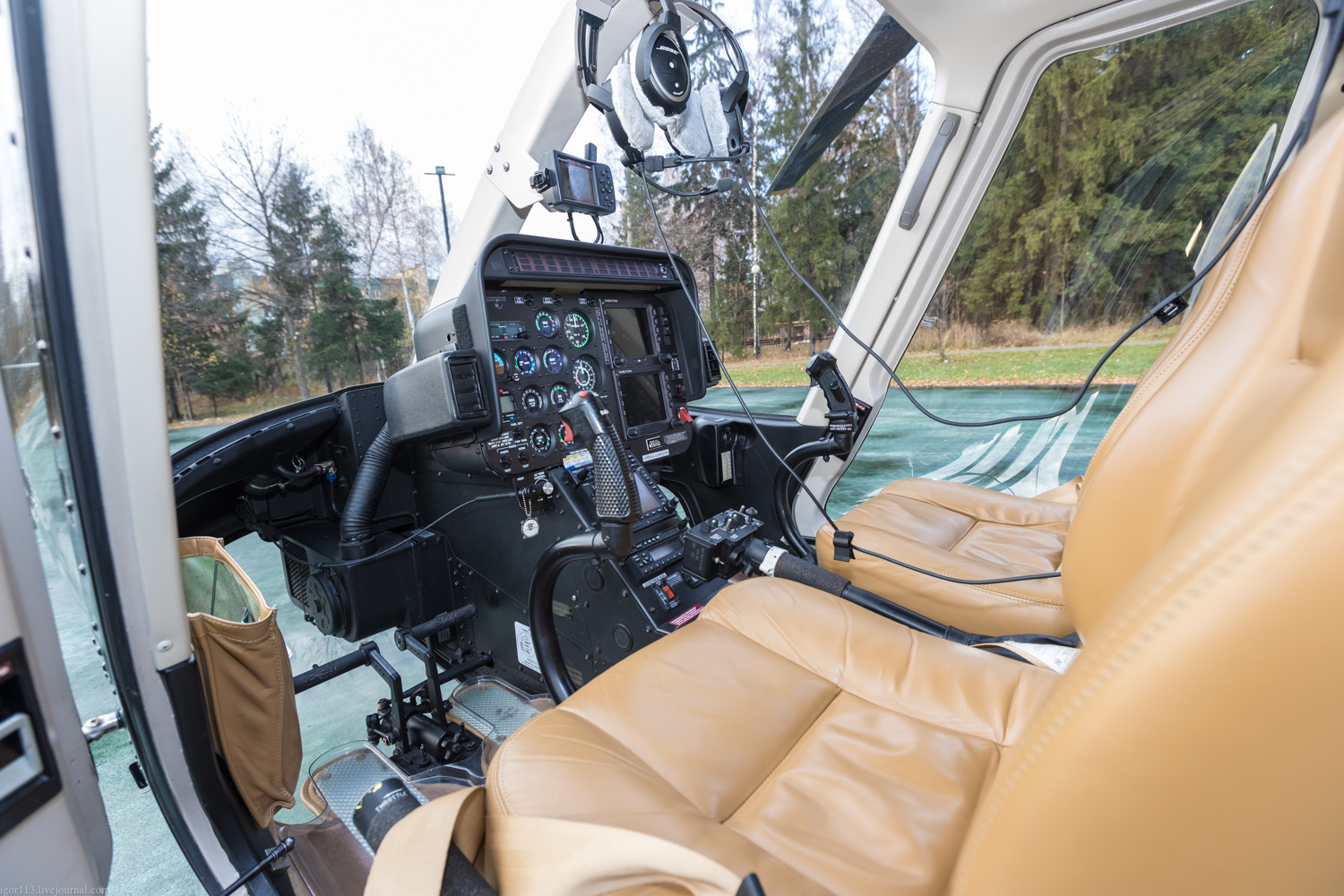 салон вертолета Bell 407